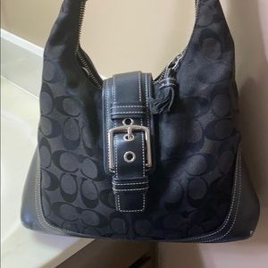 Black coach bag shoulder length, medium size.